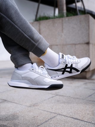 Asics Onitsuka Tiger Ultimate 81 EX view 4