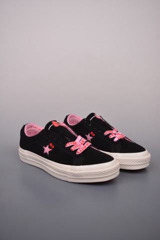 Converse x Hello Kitty One Star 'Black / Pink' view 1