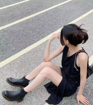 Dr. Martens 2976 Chelsea Boot view 5