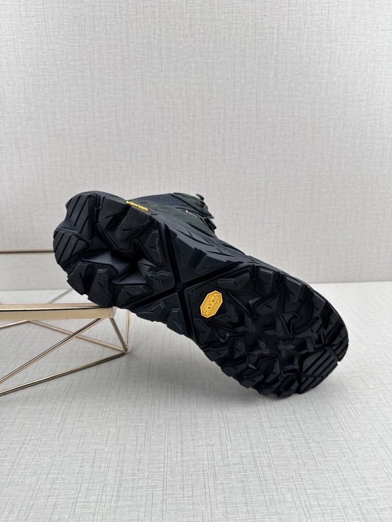Hoka Anacapa Mid GTX view