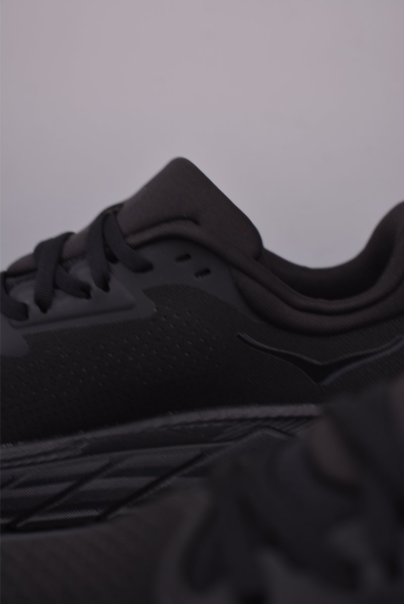 Hoka One M Arahi 7 view