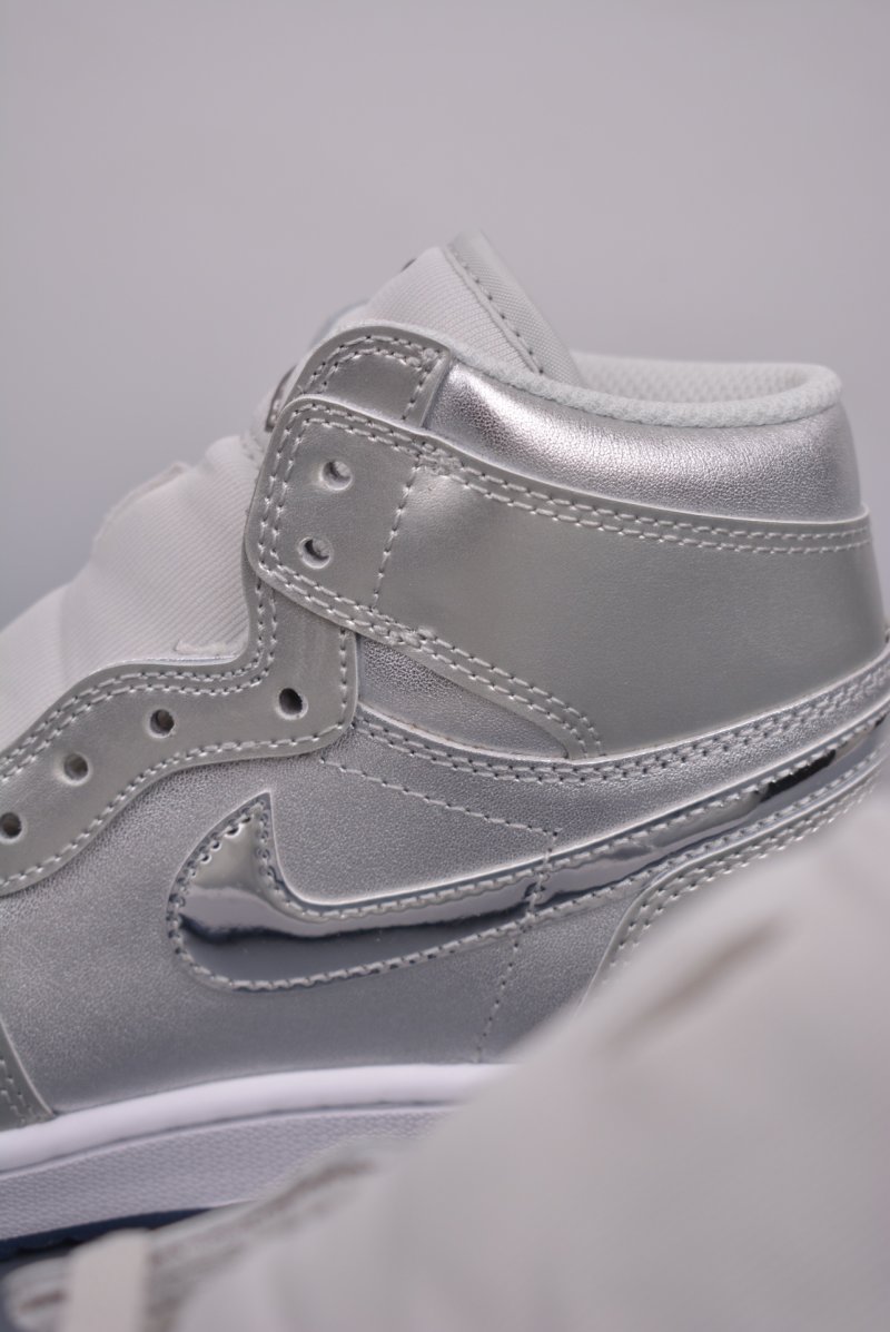 Air Jordan 1 High OG 'White / Silver' view