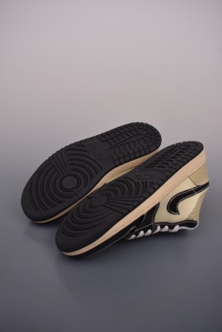 Air Jordan 1 Low 'Black / White' view 3