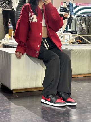 Air Jordan 1 Low 'Black / Red' view 4