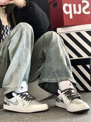 Air Jordan 1 Low 'Snake Year Limited' view 5