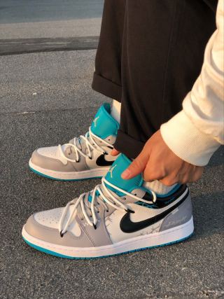 Air Jordan 1 Low view 4