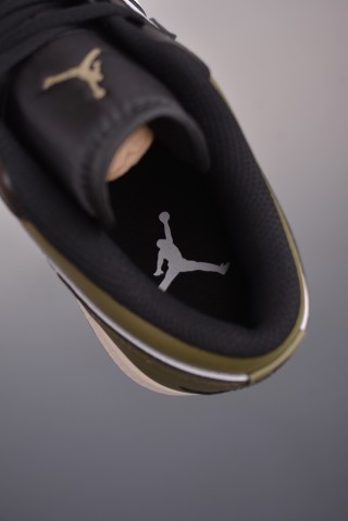 Air Jordan 1 Low 'Black / White / Green' view 9