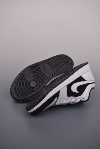 Air Jordan 1 Low 'Black / White' view 3