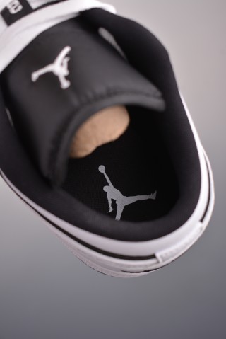 Air Jordan 1 Low 'Black / White' view 9