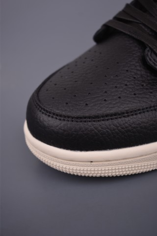 Air Jordan 1 Low 'Black / White' view 6