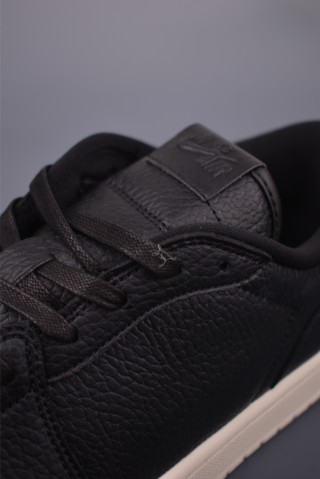 Air Jordan 1 Low 'Black / White' view 7