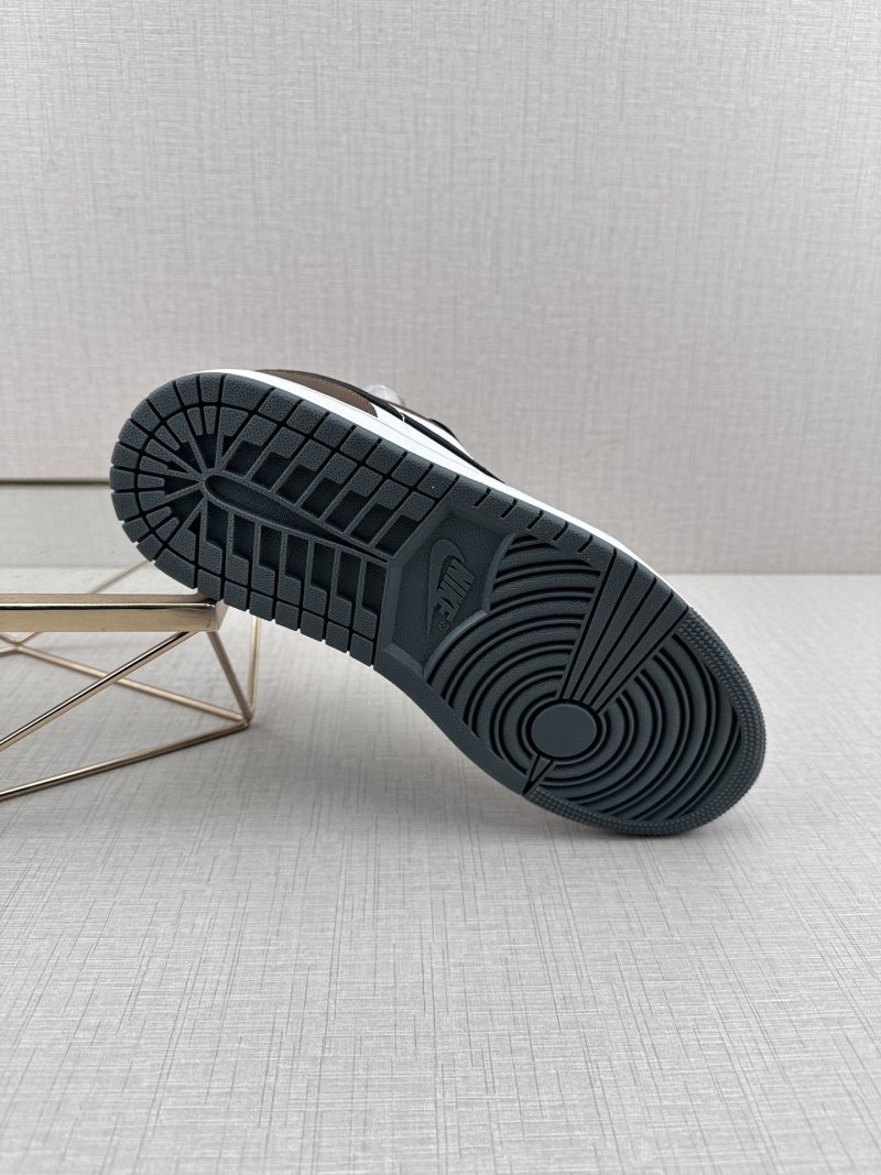 Air Jordan 1 Low 'Black / Brown' view