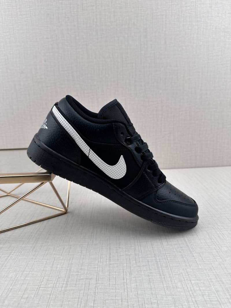 Air Jordan 1 Low 'Black / White' view