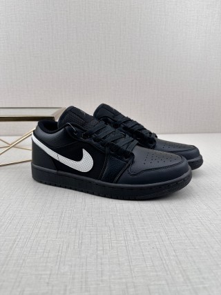 Air Jordan 1 Low 'Black / White' view 3