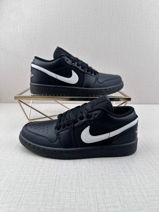 Air Jordan 1 Low 'Black / White' view 4