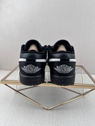 Air Jordan 1 Low 'Black / White' view 5