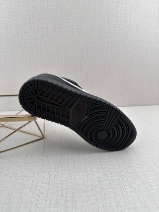 Air Jordan 1 Low 'Black / White' view 6