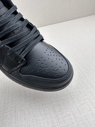 Air Jordan 1 Low 'Black / White' view 7