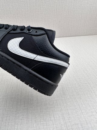Air Jordan 1 Low 'Black / White' view 8