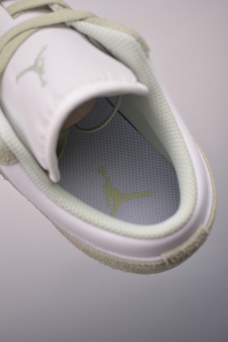 Air Jordan 1 Low 'White / Green Toe' view 9