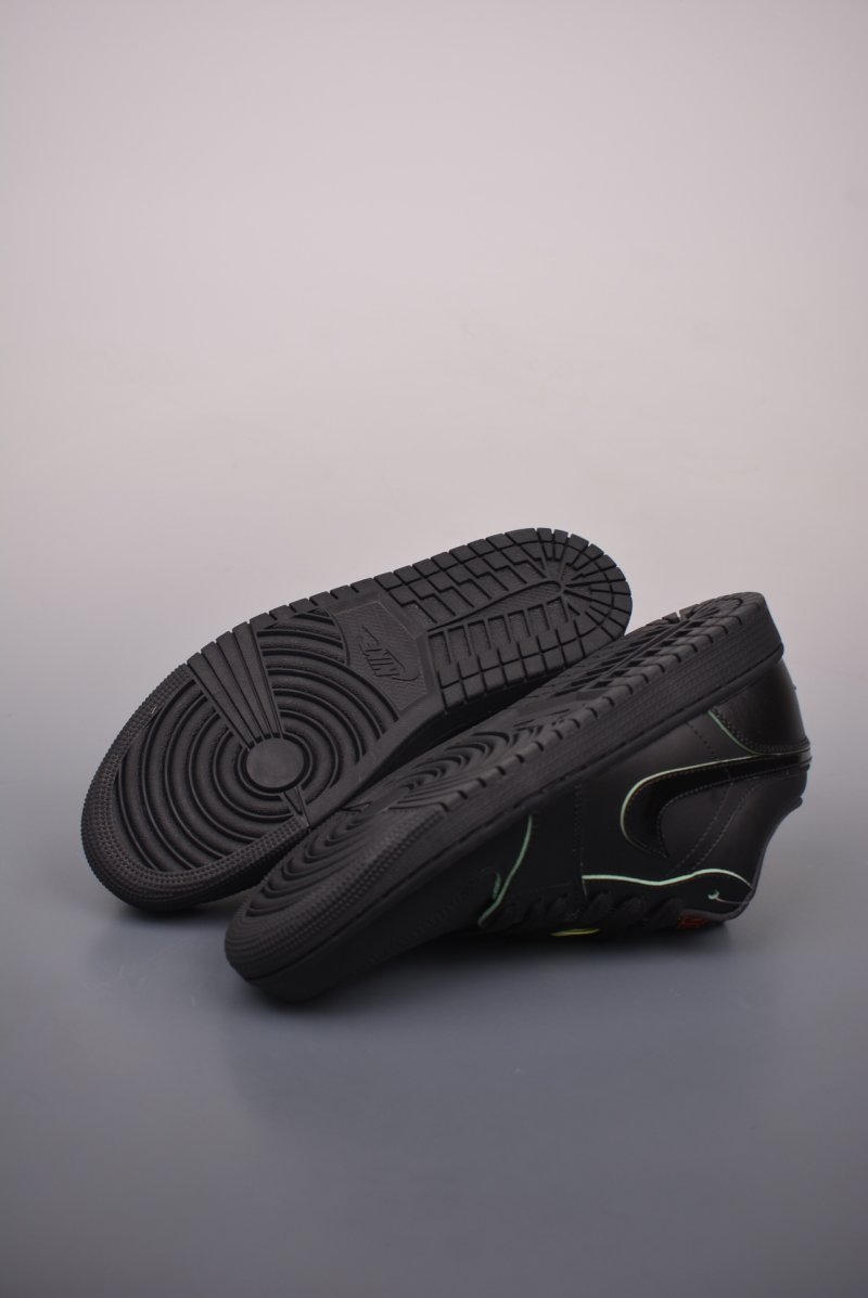 Air Jordan 1 Low 'Black / Green' view