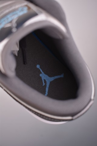 Air Jordan 1 Low 'Silver / Grey' view 9