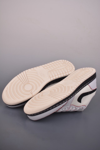 Air Jordan 1 Low 'White / Black' view 3