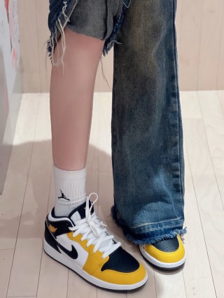 Air Jordan 1 Mid view 1