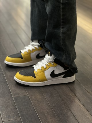 Air Jordan 1 Mid view 2