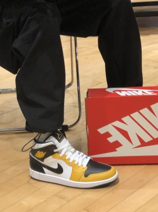 Air Jordan 1 Mid view 3