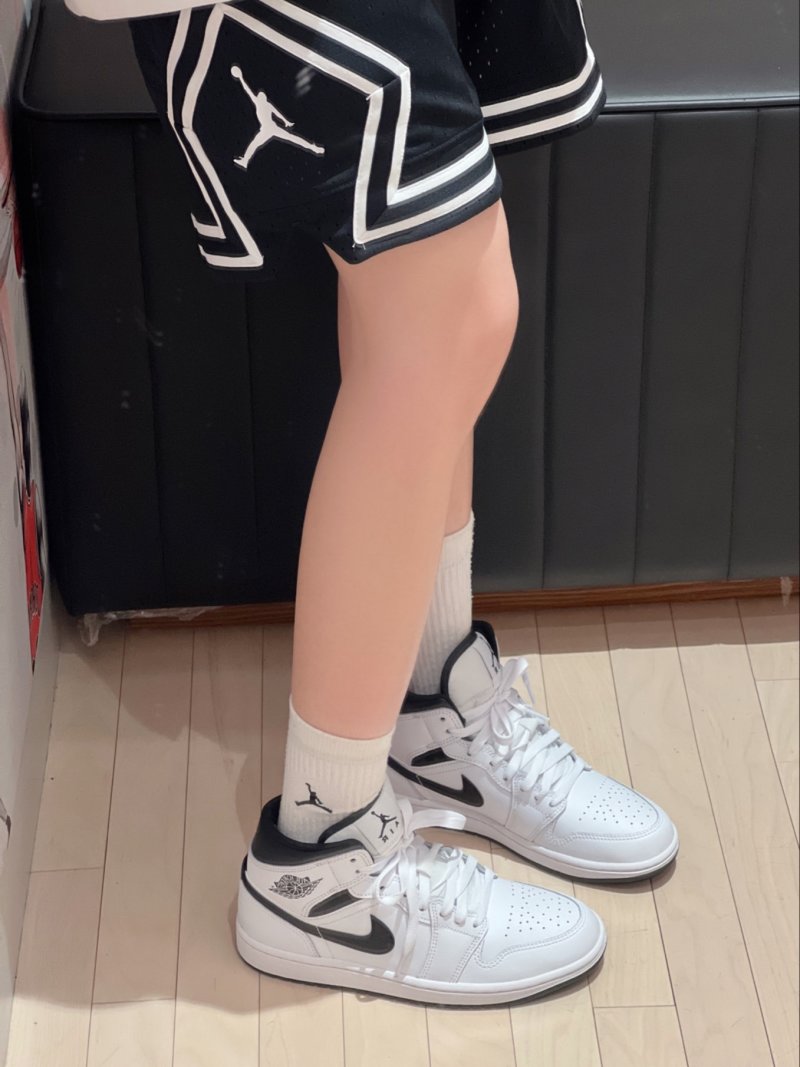 Air Jordan 1 Mid view