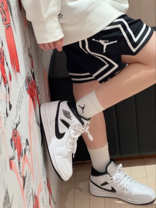Air Jordan 1 Mid view 6