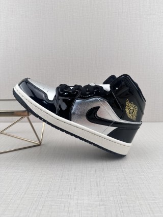 Air Jordan 1 Mid view 1