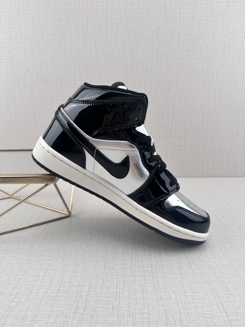 Air Jordan 1 Mid view