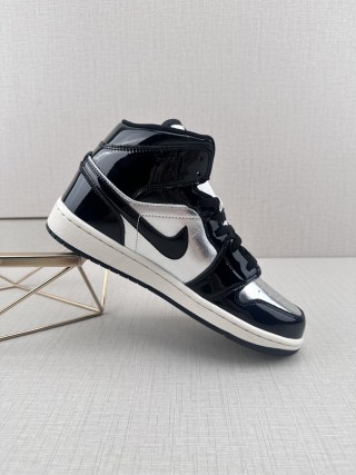 Air Jordan 1 Mid view 2