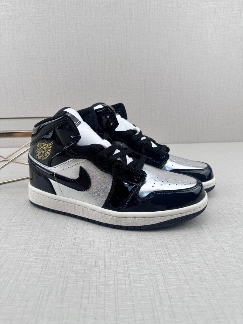 Air Jordan 1 Mid view