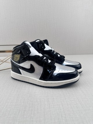 Air Jordan 1 Mid view 3