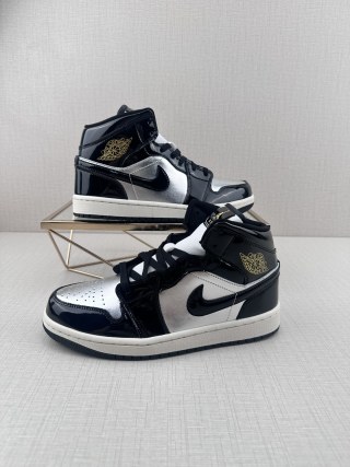 Air Jordan 1 Mid view 4
