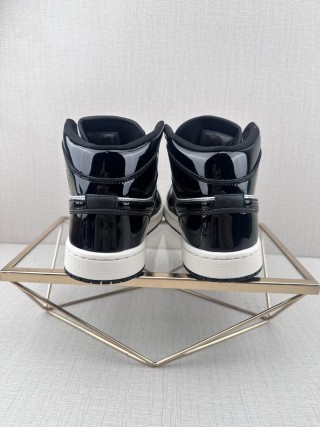 Air Jordan 1 Mid view 5