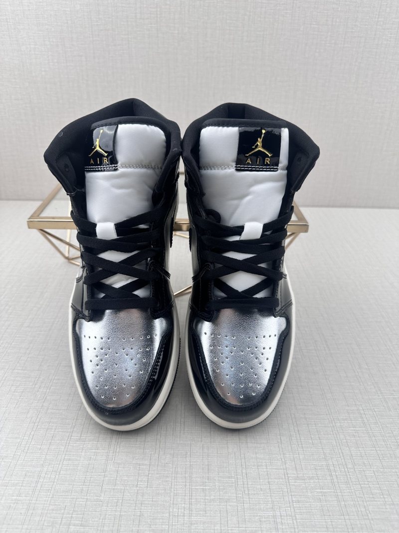 Air Jordan 1 Mid view