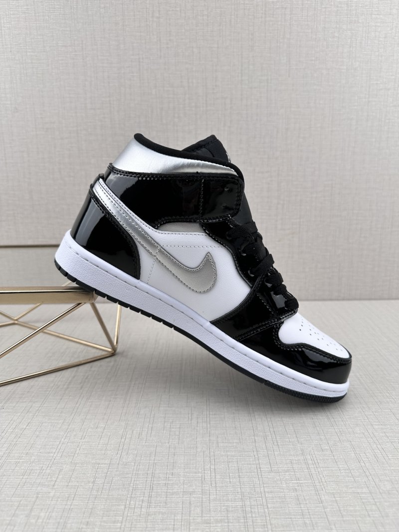 Air Jordan 1 Mid 'Black / White / Silver' view