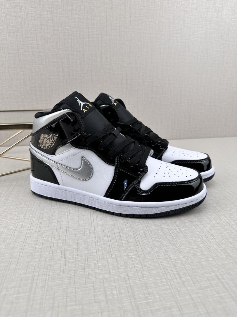Air Jordan 1 Mid 'Black / White / Silver' view