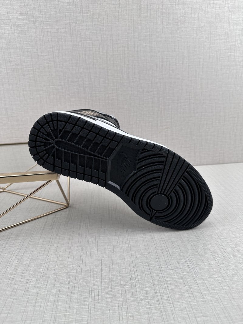 Air Jordan 1 Mid 'Black / White / Silver' view
