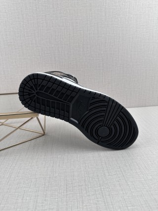 Air Jordan 1 Mid 'Black / White / Silver' view 6
