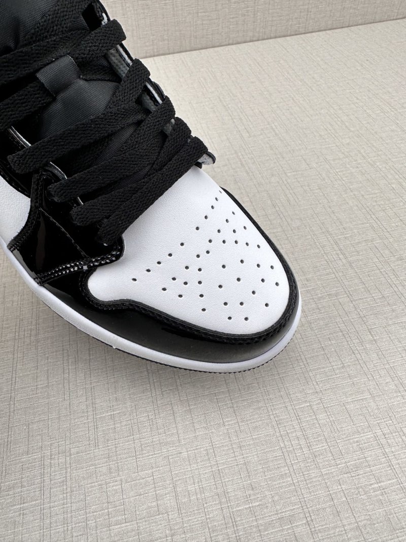 Air Jordan 1 Mid 'Black / White / Silver' view