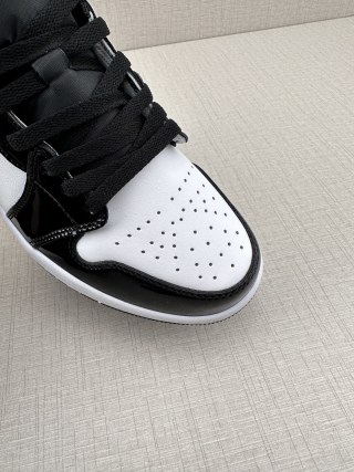 Air Jordan 1 Mid 'Black / White / Silver' view 7