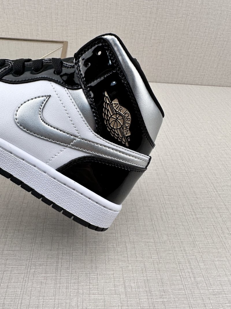 Air Jordan 1 Mid 'Black / White / Silver' view