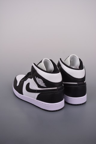 Air Jordan 1 Mid 'Panda' view 2