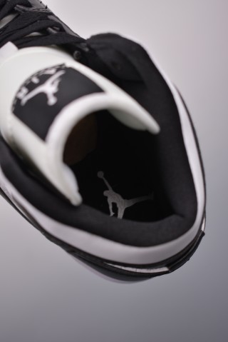 Air Jordan 1 Mid 'Panda' view 9