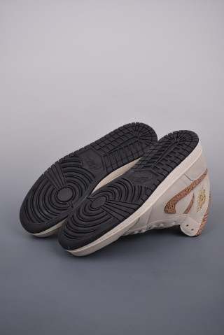 Air Jordan 1 Mid 'White / Brown Toe' view 3
